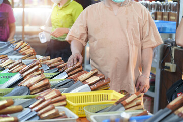 The Aranyik knife was inherited from a blacksmith in Ayutthaya for use in battles against the enemy. But now it has been designed into various appliances by using ancient methods.
