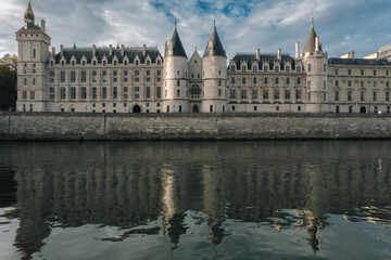 Fototapeta na wymiar Palais de la Conciergerie, Paris (avec reflet dans la Seine)