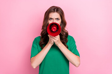 Obraz premium Portrait of pretty gorgeous adorable woman with curly hairstyle wear green t-shirt speak in megaphone isolated on pink color background