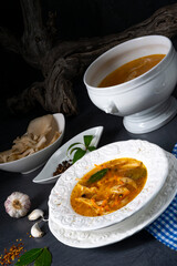 Pikante oyster soup mit hühnerfleisch
