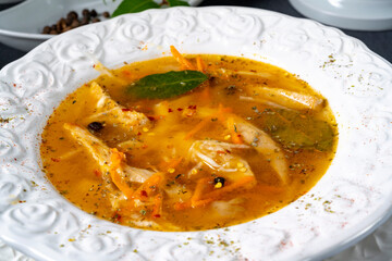 Pikante oyster soup mit hühnerfleisch