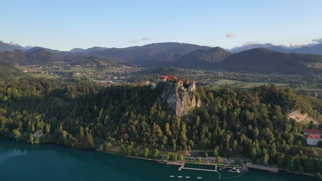 Flug &uuml;ber den Bleder See in Richtung Burg von Bled in Slowenien