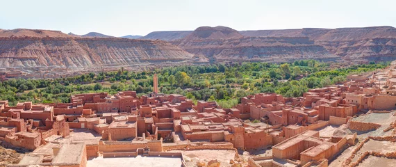 Zelfklevend Fotobehang Oude stad omringd door de palmbomen in Ouarzazate, Marokko © muratart
