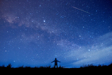 Fototapeta na wymiar 満天の星空を見つめる人物のシルエット