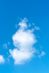 Obraz premium Blue sky and white clouds on a clear day