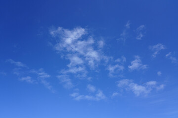 Naklejka na ściany i meble Leichte Wolken an einem strahlend blauen Himmel