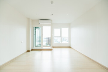 Obraz premium Empty room is decorated with an engineering wooden floor and wallpaper on the wall with sunlight from the window. Minimalist interior design and real estate for decoration. Real image with copy space.