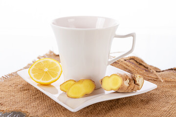 Tee mit Ingwer und Zitrone