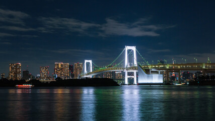 Fototapeta na wymiar 東京都 お台場海浜公園から見えるレインボーブリッジの夜景