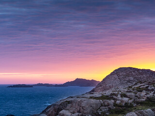 Ein leuchtender Sonnenuntergang an der Südsüitze Norwegens