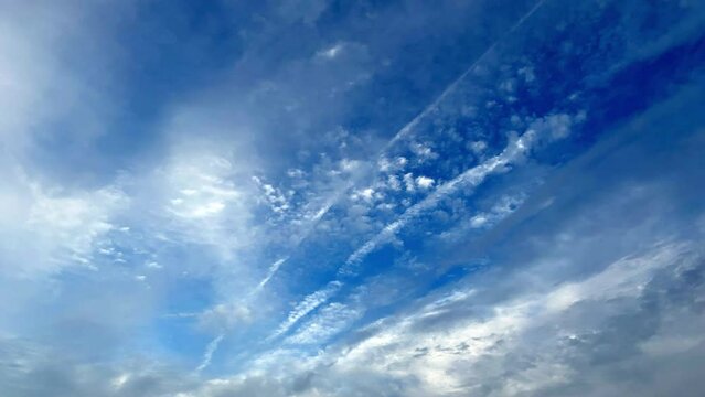 青空に広がる雲　飛行機雲と巻積雲　クラウドスケープ　日本