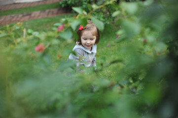 menina feliz no jardim 