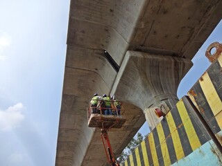 Obraz premium construction engineers at work