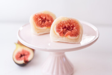 ケーキスタンドに乗ったいちじく大福 断面	