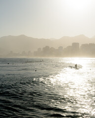 Obraz premium Surfers at Arpoador Beach, Brasil