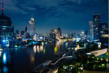 Fototapeta na wymiar cityscape of chao praya river at night. 