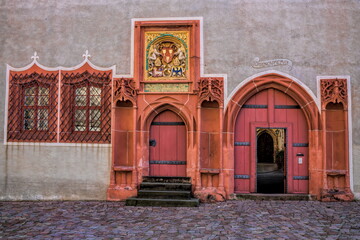 mei&szlig;en, deutschland - eingang an der albrechtsburg mit wappen