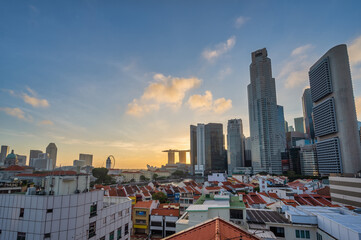 Fototapeta premium Singapore sunrise city skyline at Boat Quay and Clarke Quay waterfront business district