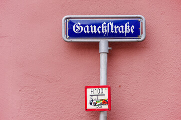 Straßenschild Gauckstraße, ein Straßenschild, das sich wie Gauckstraße liest, aber tatsächlich in der Gauchstraße aufgestellt ist, Freiburg im Breisgau, Deutschland.