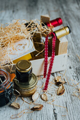 Bouteilles de vin dans corbeille cadeau