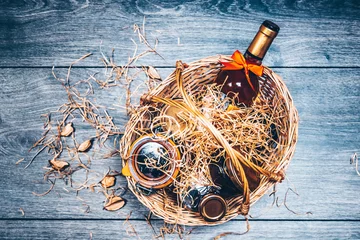 Fotobehang Bouteille de vin dans corbeille cadeau © Concept Photo Studio