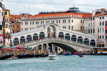 Fototapeta premium Rialto bridge and Grand canal in Venice, Italy