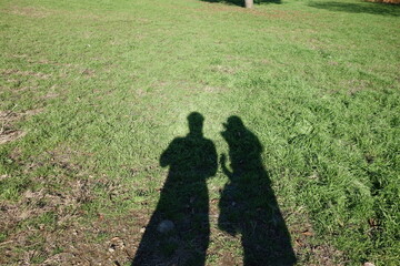 カップルの影