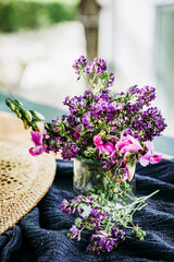 Magnifique bouquet champêtre de fleurs roses sur la table du jardin