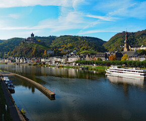Obraz premium Reichsburg bei Cochum im sonnigen Nebel