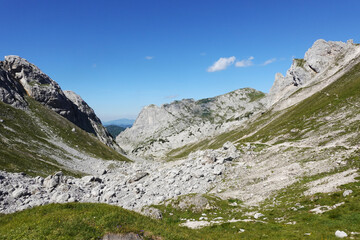 Fototapeta na wymiar A path through Steigl pass in the Austrian Alps 