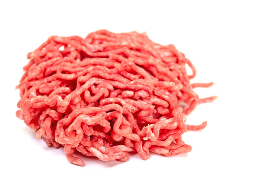 Gehacktes Fleisch vor wei&szlig;em Hintergrund