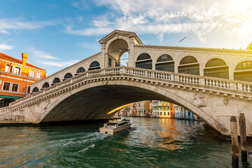 Naklejka na ściany i meble Rialto bridge over Grand canal, Venice, Italy