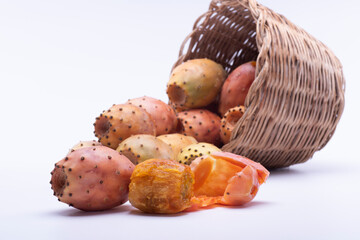 Cesto di fichi d’india su fondo bianco  