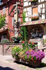 ANCIENNE FONTAINE EN PIERRE DU 17 éme SIÈCLE 