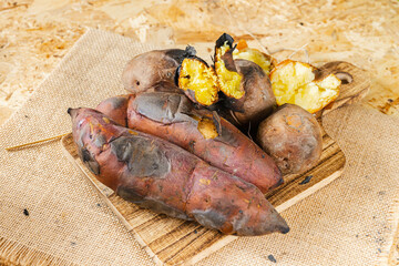 焼きあがったサツマイモとジャガイモ