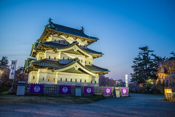 Fototapeta premium 青森県 弘前城桜祭り・ライトアップ 