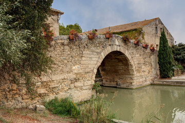Fototapeta na wymiar Le Somail - Département de l'Aude en région Occitanie - village classé au patrimoine mondial UNESCO - le Pont Vieux classé monument historique