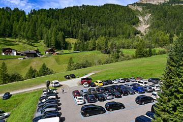 voller Parkplatz mit geparkten Autos am Col Raiser mit Blick auf die Dolomiten, in Santa Cristina,...