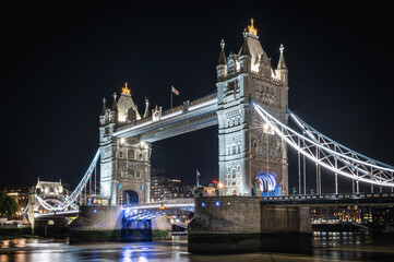 Fototapeta na wymiar Tower Bridge por la noche en Londres