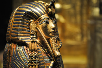 Golden sculpture of a pharaoh from a burial chamber of Tutankhamun - obrazy, fototapety, plakaty