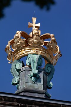 Vertical shot of the crown of the Skansen Kronan fortress under the clear sky, Gothenburg, Sweden