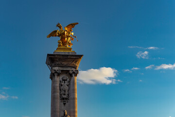 Paryż, Francja, most Aleksandra III nad rzeką Sekwaną, zbliżenie na złotą rzeźbę konia na...