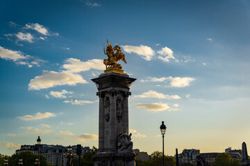 Paryż, Francja, most Aleksandra III nad rzeką Sekwaną, zbliżenie na złotą rzeźbę konia na...