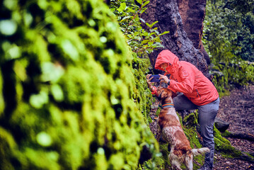 Obraz premium Girl playing with her dog