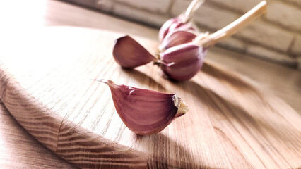 Ripe garlic on the kitchen table.