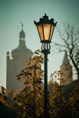 Lampa uliczna, a w tle wieże © Sebastian