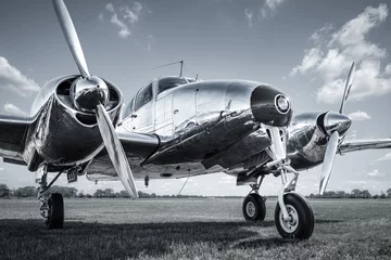Cercles muraux Ancien avion avion historique sur un pré