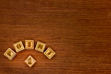 アーチ状に並べたポイントと指さしのアイコンがある木の背景