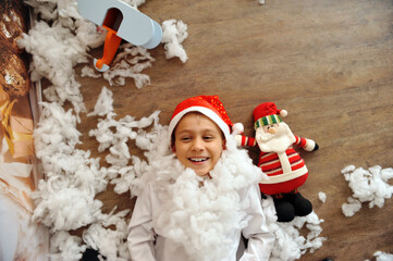 menino com barba feliz brincadeira de natal 