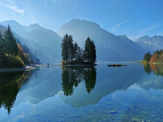 riflessi nel lago del Predil in una mattina d'autunno con la foschia